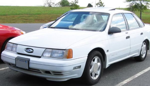 Период на производство: 1989-1999 г.
Ford Taurus SHO (акроним за Super Hight Output) се появя на пазара поради желанието на Ford да представи спортен седан, който да застане рамо до рамо с BMW M5. Някои експерти казват, че това е първият спортен седан, произведен в Америка, направен от вътрешния екип, отговарящ за Mustang и в сътрудничество с Yamaha, който изгради 3,0-литровия V-6 двигател на Taurus SHO.
С впечатляващата мощност от 220 к.с., SHO ускорява от 0 до 100км/ч за 6,6 секунди при максимална скорост от 220 км/ч. Колата мигновено става хит, като през първите две години са продадени 15 000 броя от модела.
Второто поколение Taurus SHO, произведено между 1992 и 1995 г., се появява за първи път със същата ръчна скоростна кутия на Mazda. През 1993 г. Ford оборудва спортния седан с автоматична скоростна кутия, съчетана с 3,2-литров двигател с мощност от 220 к.с. Тази версия същи има успех при продажбите. Еволюцията на SHO продължава по време на третото му поколение, което се сдобива 3,4-литров V-8, при мощност от 234 к.с. и 230 Hm въртящ момент.
1999 г. се оказва последната година за Ford Taurus SHO, след което бива възроден едва през 2010 г.
